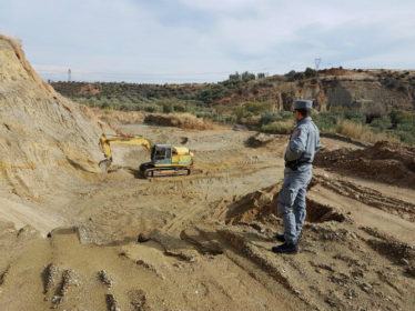 Prelevavano abusivamente materiale da una cava: sequestrata l'area e denunciate tre persone 54 cava sequestro spezzano1