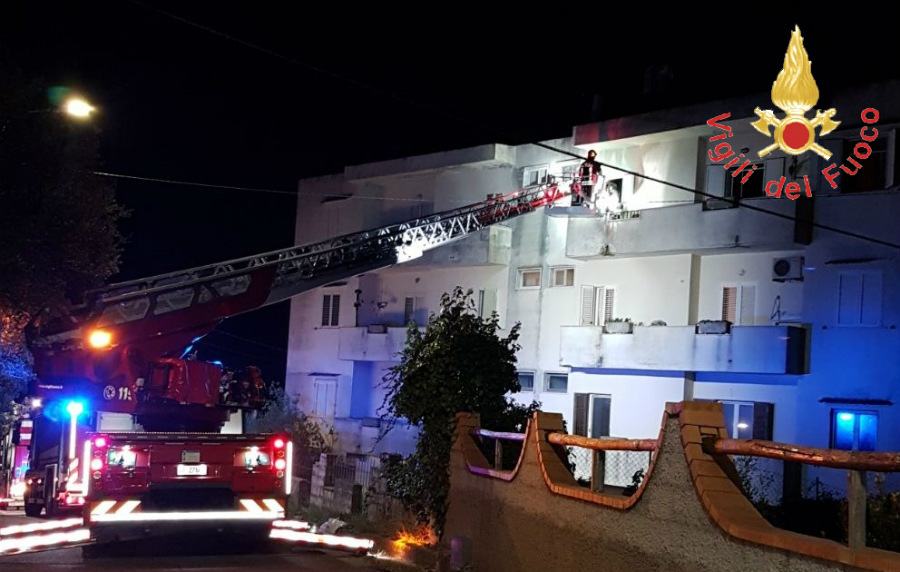 Incendio all'ultimo piano di una palazzina, il rogo partito dal caminetto 56 incendio abitazione vigili fuoco 02