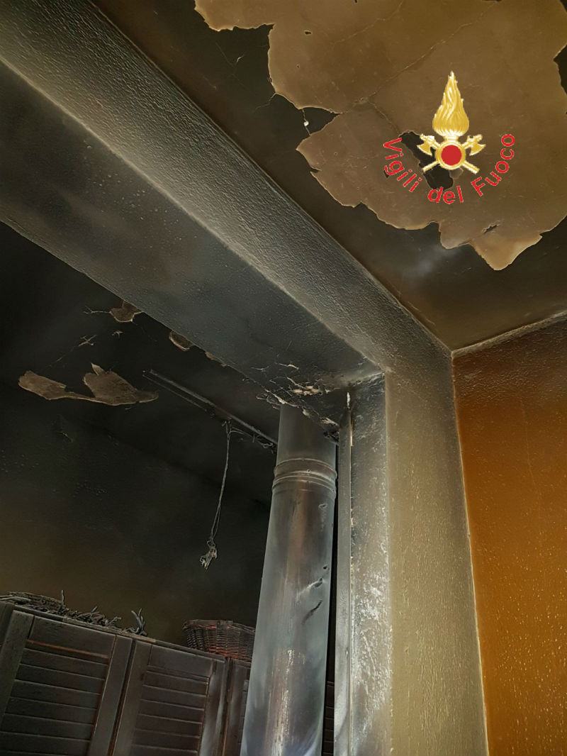 Incendio all'ultimo piano di una palazzina, il rogo partito dal caminetto 57 incendio abitazione vigili fuoco 03