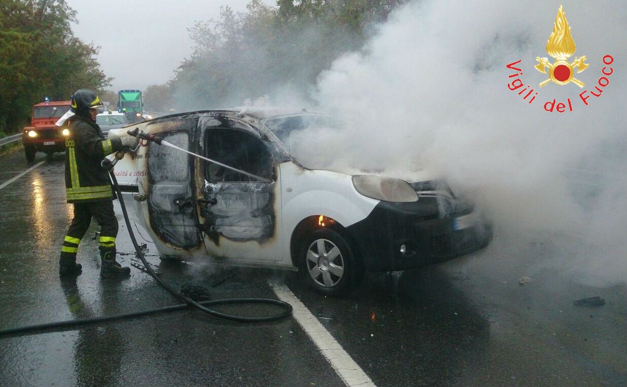 Ancora un incidente sulla Statale 106, autista di un furgone rimane ustionato 54 incidente auto montepaone