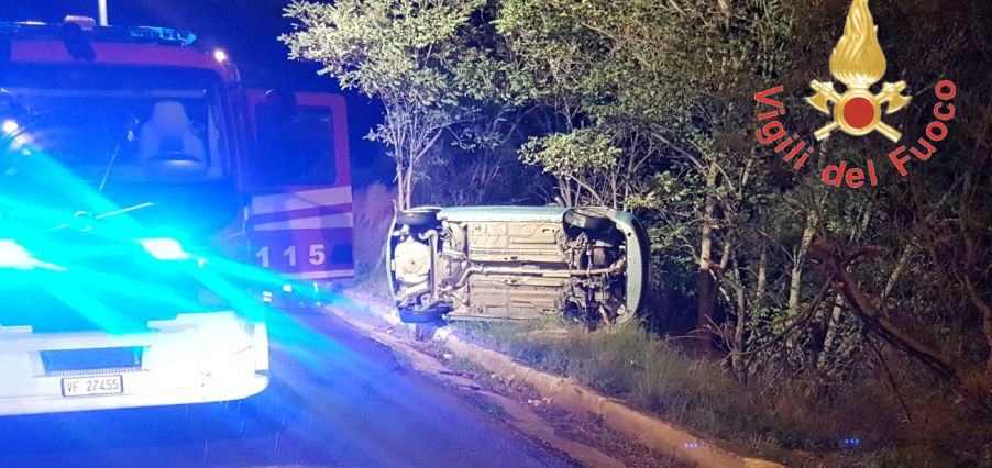 Incidente stradale, auto con due ragazze a bordo si ribalta 57 incidente vigili fuoco auto ribaltata 02