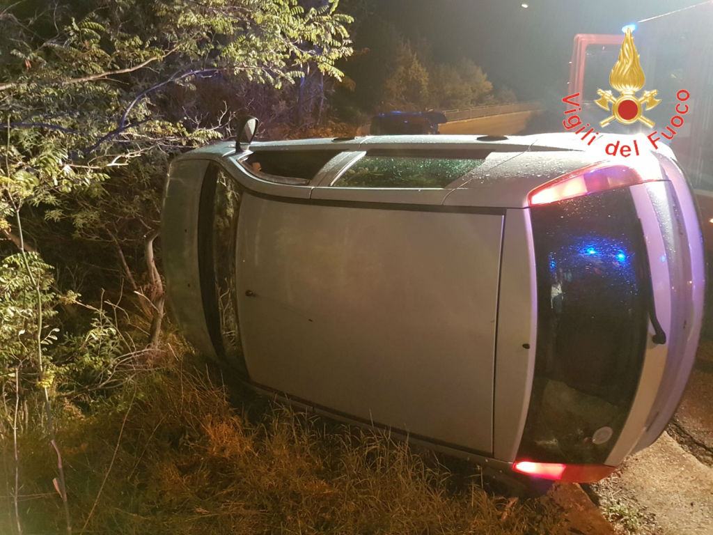 Incidente stradale, auto con due ragazze a bordo si ribalta 56 incidente vigili fuoco auto ribaltata 03