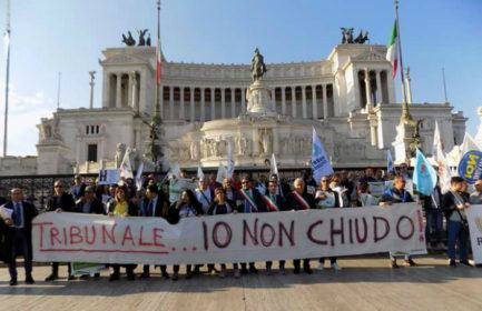 Cittadini si appellano al Senatore Morra: "Si occupi del caso dell'ex Tribunale di Rossano" 56 protesta a roma