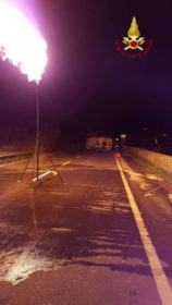 Paura sulla Statale 106: si ribalta e va a fuoco un'autocisterna di GPL (VIDEO) 54 VVf Crotone3