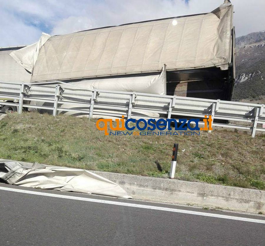 furgone telonato ribaltato 02