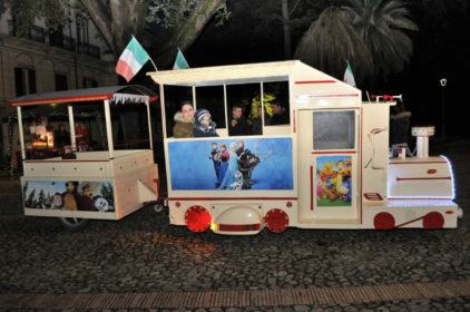 Babbo Natale raccoglie le letterine nella vecchia Villa comunale di Cosenza 54 trenino Villa Vecchia