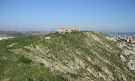 Sequestrato ecomostro con vista sul golfo: scongiurato pericolo di speculazione edilizia 54 Crotone sequestro2