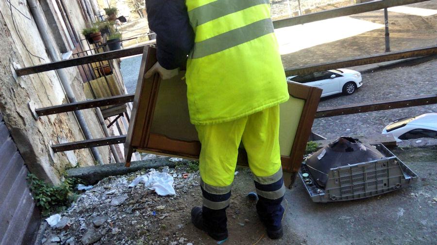 Protesta tute gialle a Cosenza, positivo l'incontro in Prefettura. Sarà erogato lo stipendio 53 Ecologia Oggi operaio