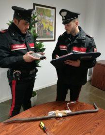 Tentano di scassinare un distributore di tabacchi con un grosso piede di porco: due arresti 54 cof
