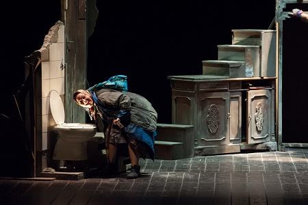 Al More l'esilarante commedia di Punta Corsara: 'Il cielo in una stanza' 57 7 e 8 Luglio - Teatro Bellini IL CIELO IN UNA STANZA drammaturgia di Emanuele Valenti e Armando Pirozzi con Giuseppina Cervizzi, Christian Giroso, Vincenzo Nemolato, Valeria Pollice, Emanuele Valenti, Gianni Vastarella Voce registrata Peppe Papa regia Emanuele Valenti scene Tiziano Fario - costumi Daniela Salernitano - disegno luci Giuseppe Di Lorenzo collaborazione artistica Marina Dammacco Assistente costumista Nunzia Russo direttore di scena Walter Frediani, realizzazione scene Alovisi Attrezzeria, realizzazione costumi Ro.Ca.Gi, service audio e luci Megaride Sas uno spettacolo di Punta Corsara produzione Fondazione Campania dei Festival – Napoli Teatro festival Fondazione Teatro di Napoli – Teatro Bellini in collaborazione con 369gradi