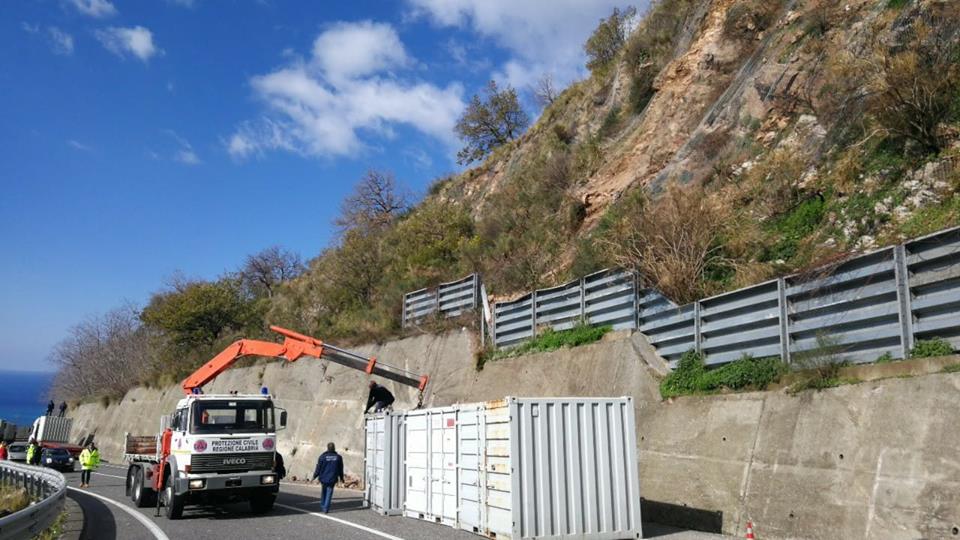 Maltempo, resta chiusa la SS 107 tra Cosenza e Paola. Enormi disagi tra i pendolari (AUDIO) 57 Frana 107 Paola container