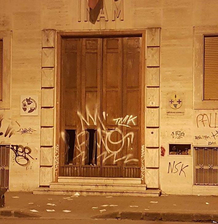 L'Asp di Cosenza in balia dei vandali, imbrattato e sfondato il portone 54 asp danneggiamenti 02