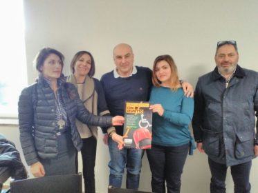 Parcheggi abusivi di scivoli e stalli per disabili: 342 sanzioni elevate 62 la consegna alla polizia municipale delle locandine della campagna parcheggia con rispetto