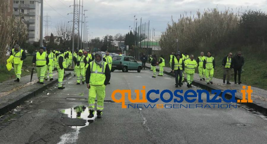 Protesta in Prefettura: "Comune non paga Ecologia Oggi e noi non riceviamo lo stipendio" 57 tute gialle ecologia oggi protesta 01