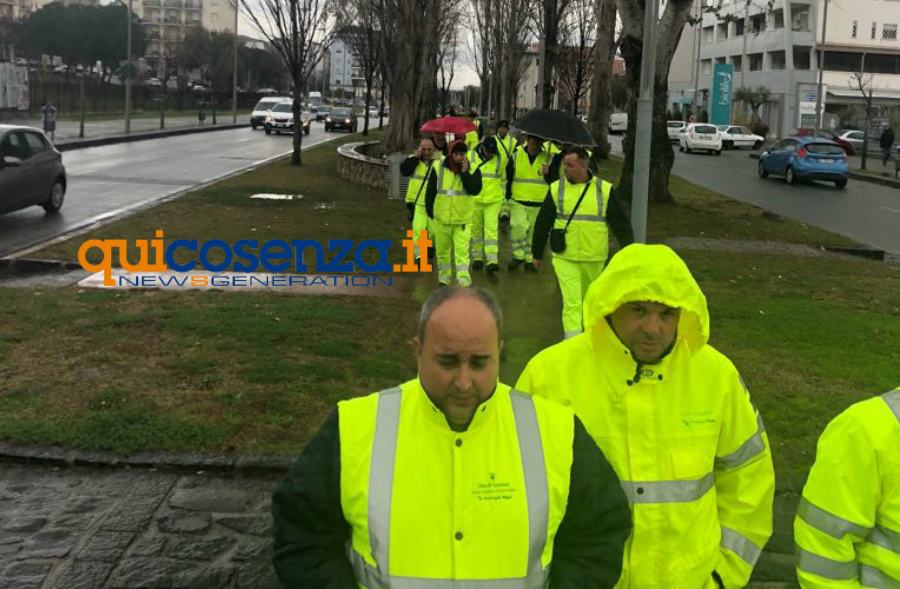 Protesta in Prefettura: "Comune non paga Ecologia Oggi e noi non riceviamo lo stipendio" 56 tute gialle ecologia oggi protesta 03