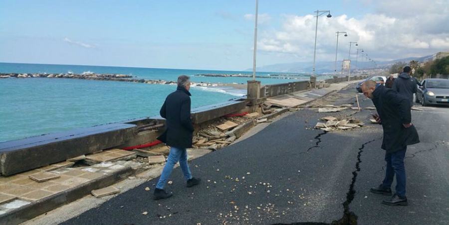 Mareggiate sul Tirreno, Gallo: "Regione congeli tariffa rifiuti e rinunci a canoni demaniali" 56 Danni mareggiate 03