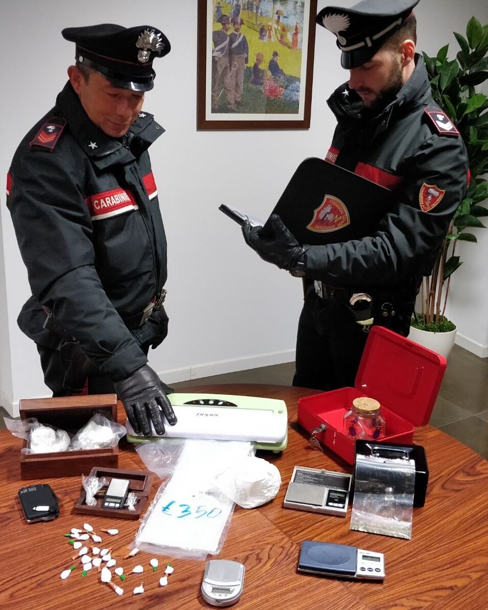 Coppia arrestata a Rende, gestiva un supermarket della droga 60 Foto Carabinieri Rende 1