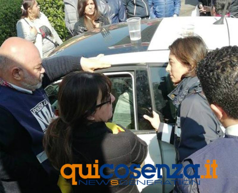 cani piazza europa lasciati auto 04