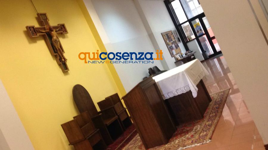 Unical: giovane aggredisce prete e danneggia una chiesa. Trovato con una spranga sulla 107 60 cappella universita unical 01