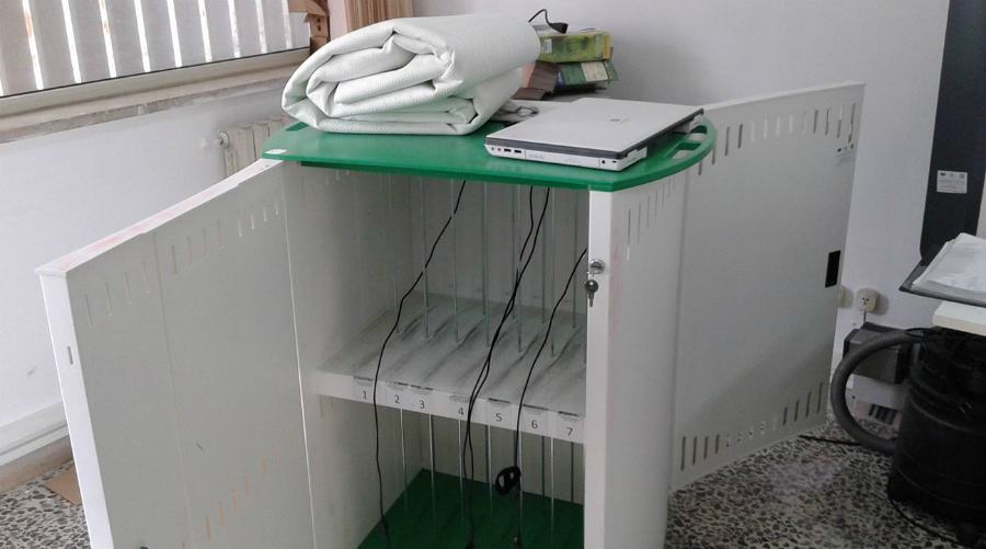 Otto computer rubati dalla sala professori di una scuola 54 furto scuola crotone 02