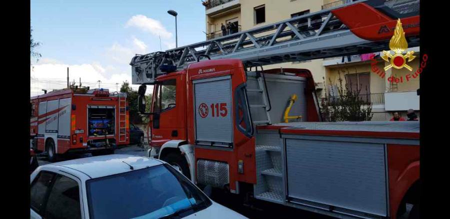 Incendio devasta un'abitazione nei pressi del Granillo, fiamme partite dalla cucina (FOTO) 56 incendio reggio casa granillo 02
