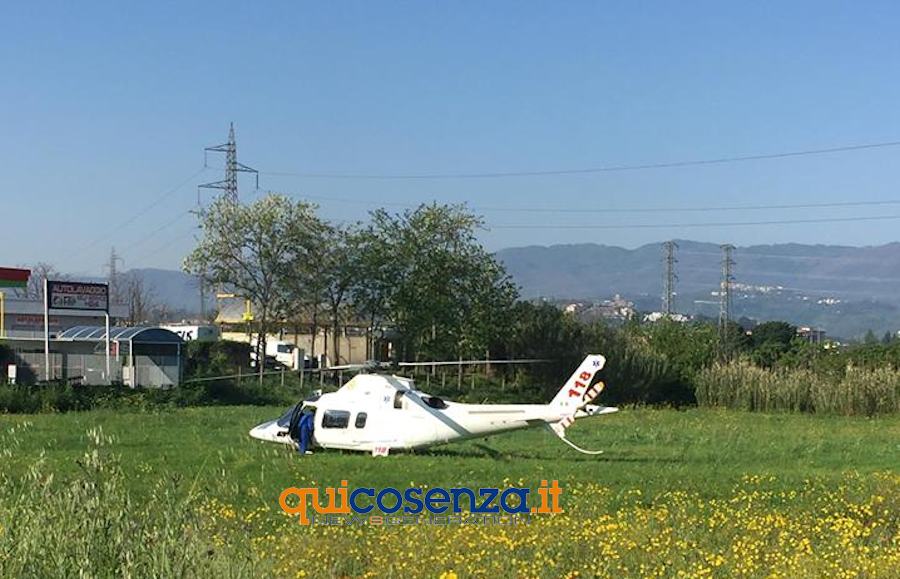 Grave incidente a Rende, coinvolte due auto. Deceduto in ospedale uno dei due feriti 63 Eliambulanza