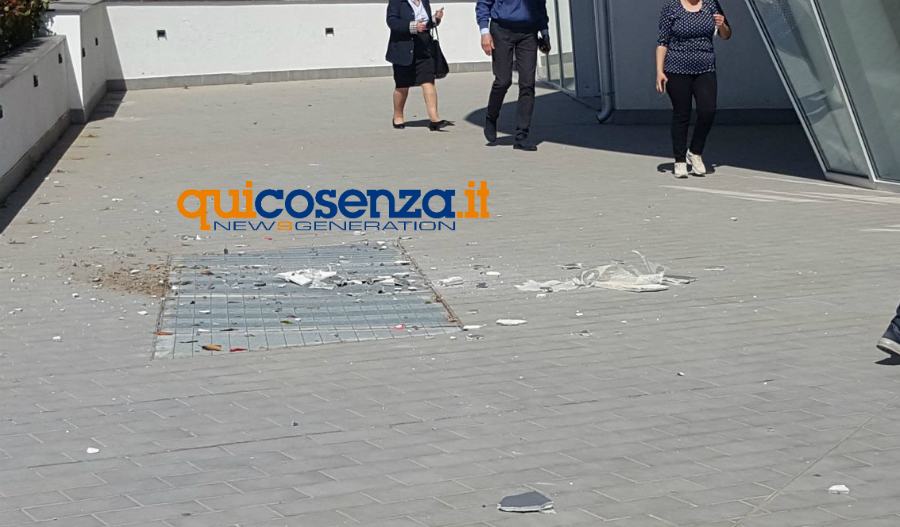 FOTONOTIZIA - Pezzo di cornicione si stacca dall'ultimo piano di un palazzo in via Kennedy 63 cornicione palazzo rende 01