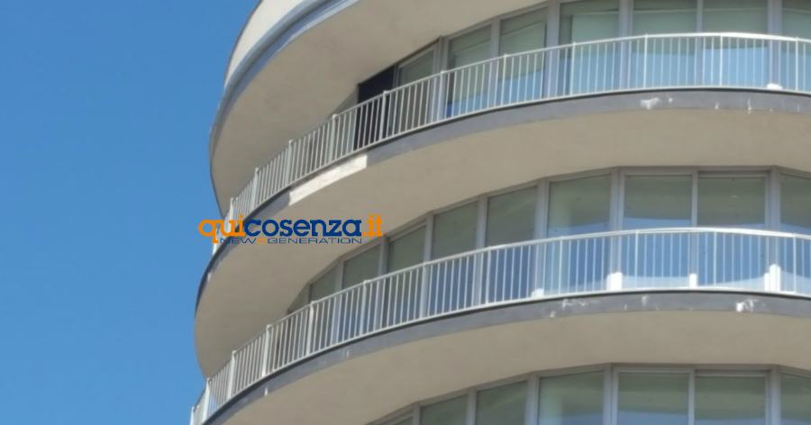 FOTONOTIZIA - Pezzo di cornicione si stacca dall'ultimo piano di un palazzo in via Kennedy 62 cornicione palazzo rende 03
