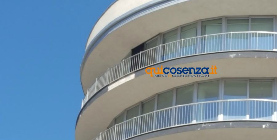 FOTONOTIZIA - Pezzo di cornicione si stacca dall'ultimo piano di un palazzo in via Kennedy 61 cornicione palazzo rende 04