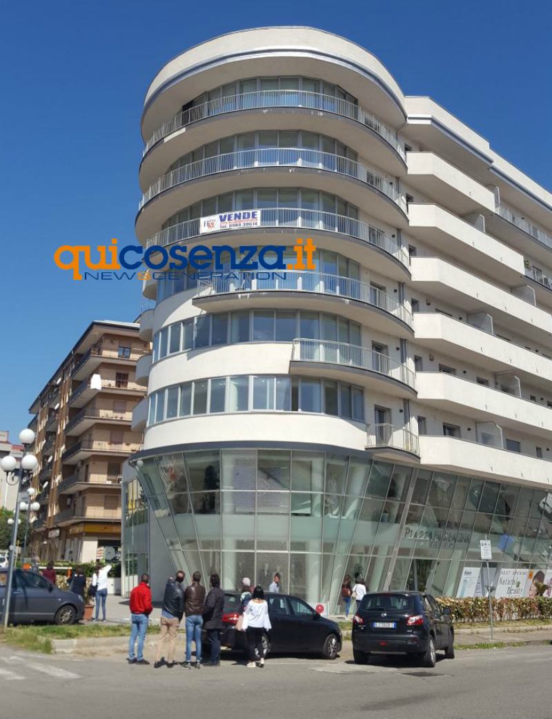 FOTONOTIZIA - Pezzo di cornicione si stacca dall'ultimo piano di un palazzo in via Kennedy 60 cornicione palazzo rende 05