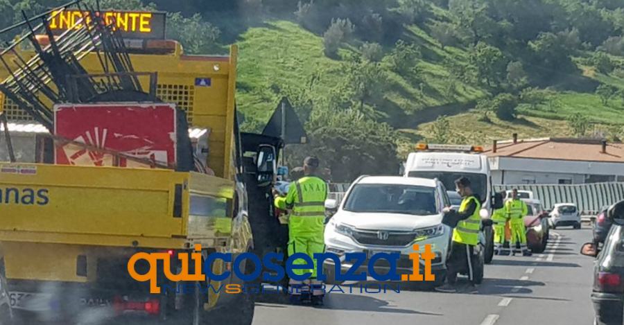 Tamponamento sulla 107 all'altezza di Saporito, code e rallentamenti (FOTO) 60 incidente 107 saporito 02