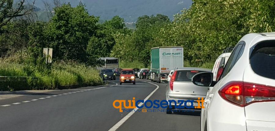 Tamponamento sulla 107 all'altezza di Saporito, code e rallentamenti (FOTO) 61 incidente 107 saporito 03 code