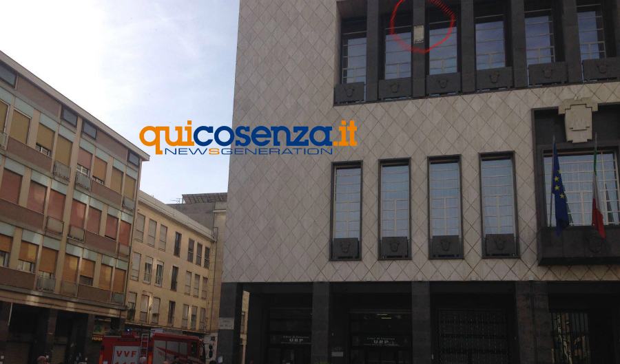 FOTONOTIZIA - Cede lastra esterna, Vigili del fuoco a Palazzo dei Bruzi 54 vv fuoco comune cosenza