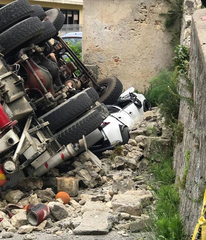 Belvedere Marittimo, camion sfonda un muretto e finisce su un'auto 56 Belvedere camion sfonda muretto