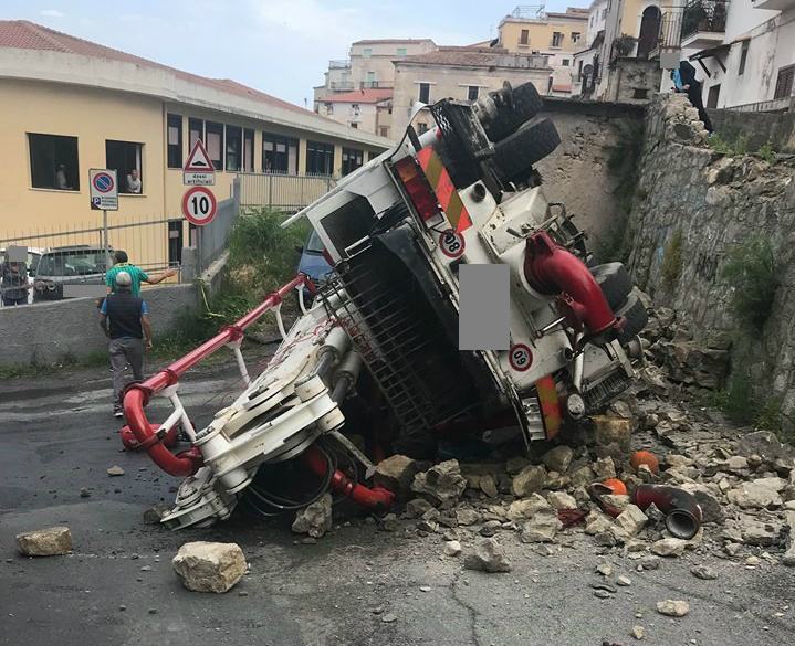 Belvedere Marittimo, camion sfonda un muretto e finisce su un'auto 57 Belvedere gru muretto 02