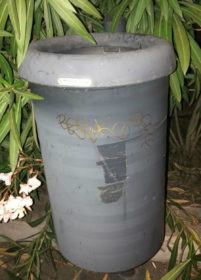 Cestino rifiuti imbrattato viale Principe Rende CS