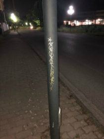 Palo illuminazione pubblica imbrattato via Repaci Rende CS