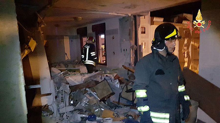 Esplosione in una casa popolare di Crotone, grave una bimba di 4 anni. Due le vittime (FOTO) 58 Scoppio appartamento Crotone2