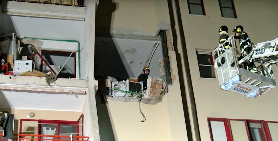 Esplosione in una casa popolare di Crotone, grave una bimba di 4 anni. Due le vittime (FOTO) 60 Scoppio appartamento Crotone4