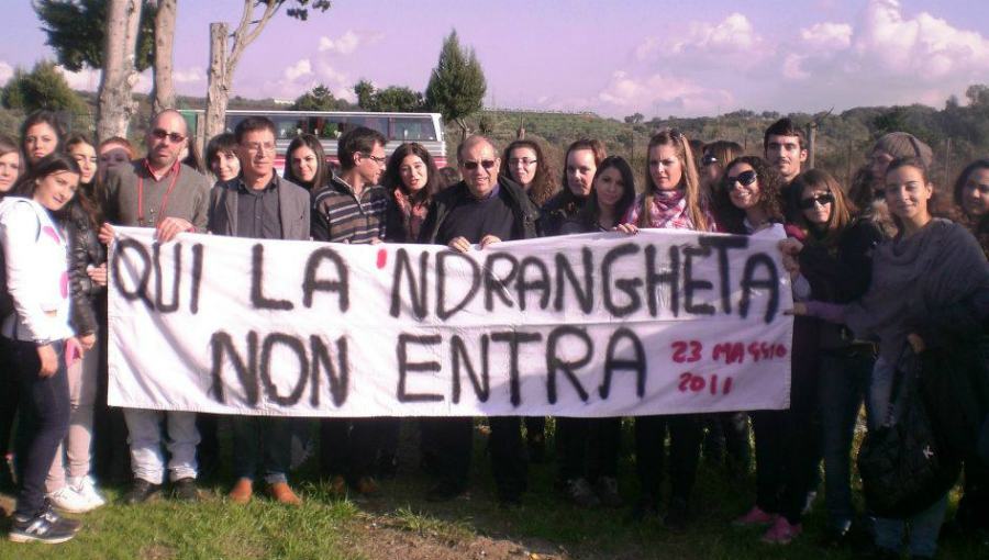 Pedagogia della R-Esistenza, chiusa la 7^ edizione. Un'alternativa culturale alla società mafiosa 57 1° Laboratorio esterno di R Esistenza Valle del Marro 30 novembre 2011