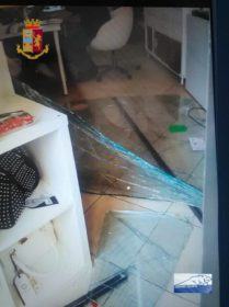 Cosenza: palpeggia una donna e distrugge la vetrina del negozio in cui si era rifugiata 60 IMG 20180607 WA0016