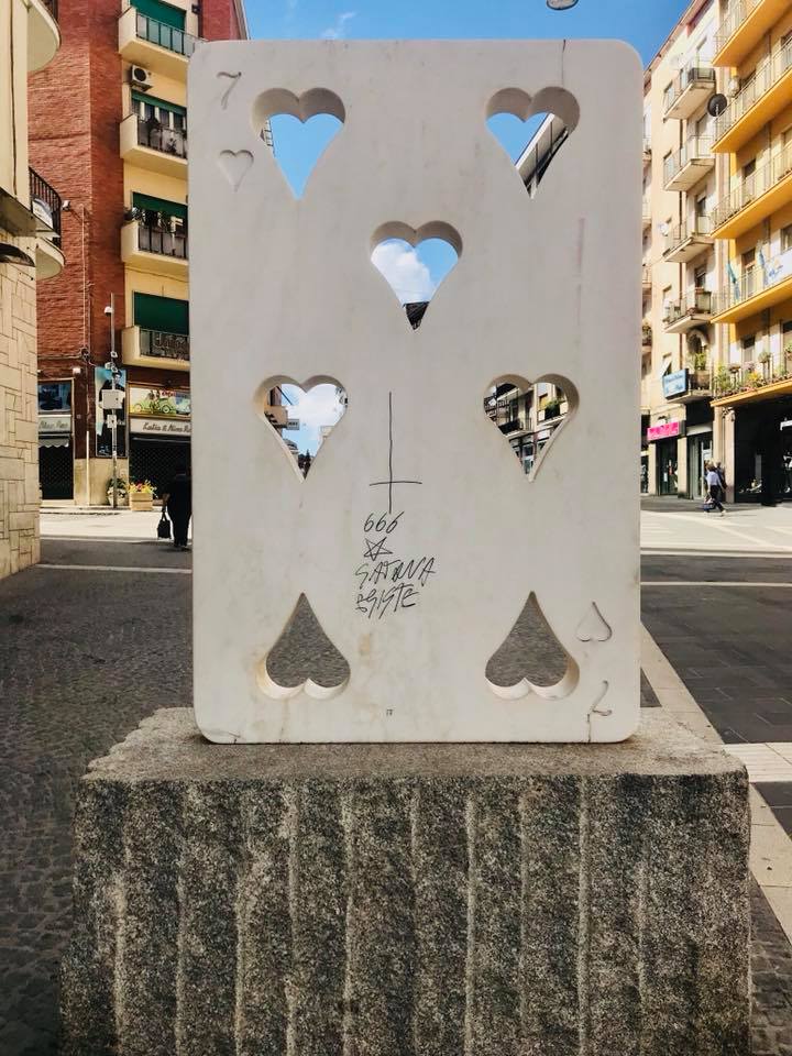 Sfregio statua sosno mab