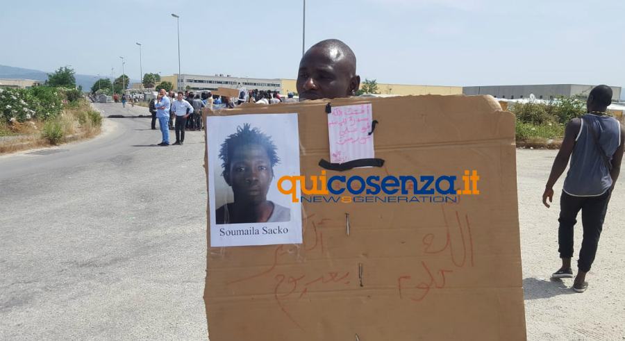 Tensioni a San Ferdinando dopo l'omicidio del giovane maliano (FOTO) 60 protesta san ferdinando somalo
