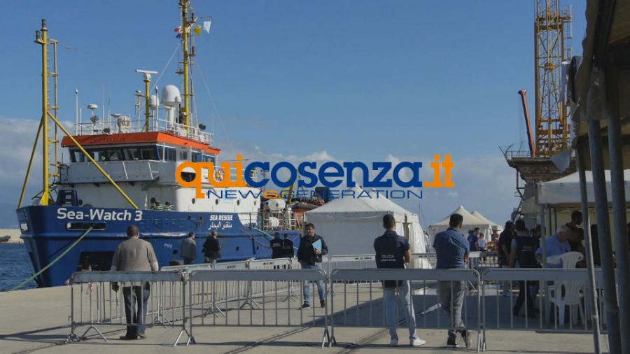 sbarco migranti porto reggio 01