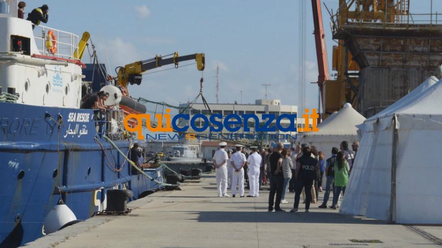 sbarco migranti porto reggio 02