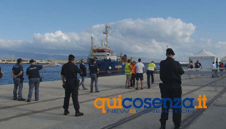 sbarco migranti porto reggio 04