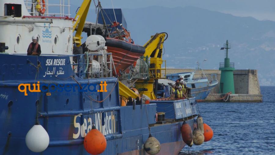 sbarco migranti porto reggio 07