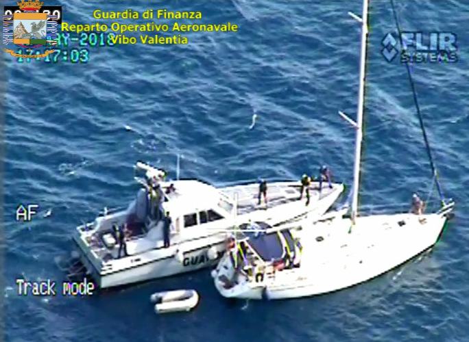 Fermato veliero con a bordo migranti, arrestate due persone 56 veliero 02