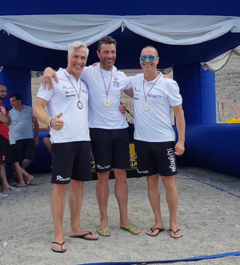 La premiazione dei primi tre classificati della categoria M45