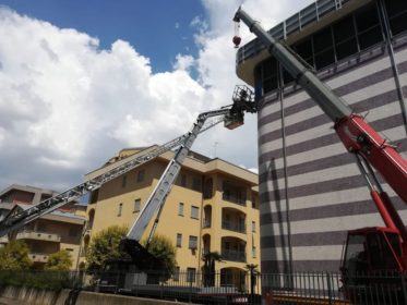 Si spezza piattaforma aerea, operai in bilico: salvati dai vigili del fuoco (Foto) 66 aa718ba8 9cde 48f5 9bda b338933bd589